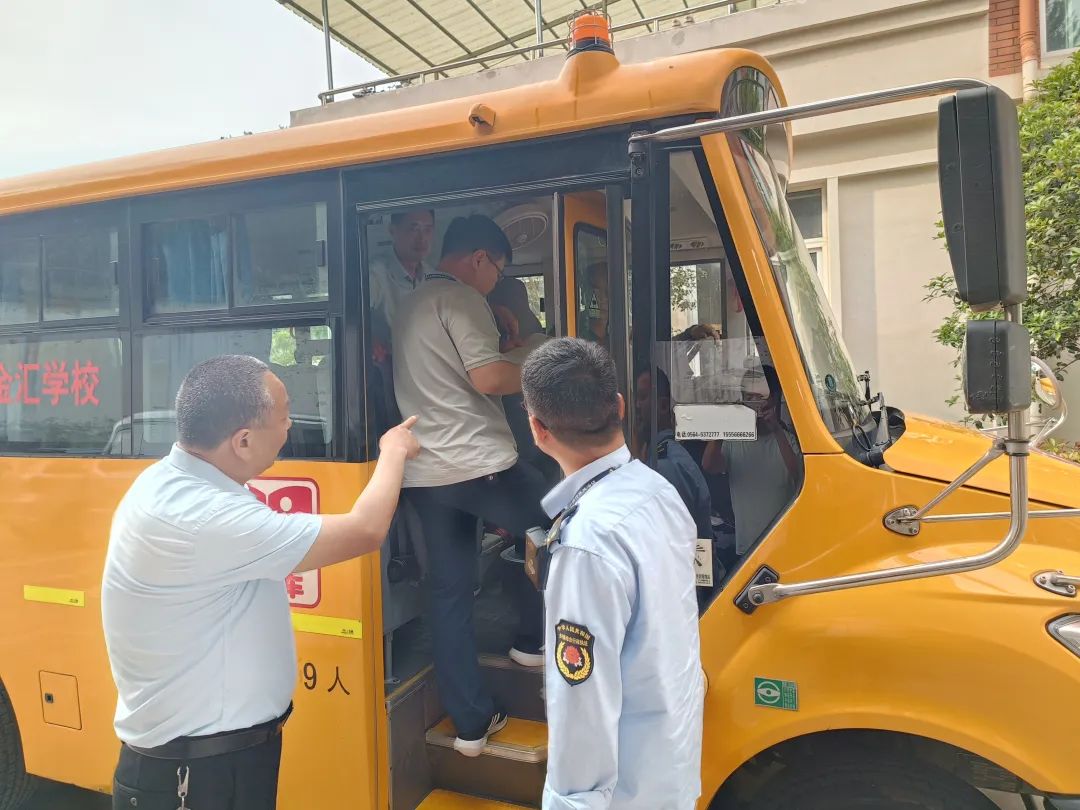 湯家匯鎮(zhèn):“三措并舉”筑牢校車(chē)安全防線 圖片