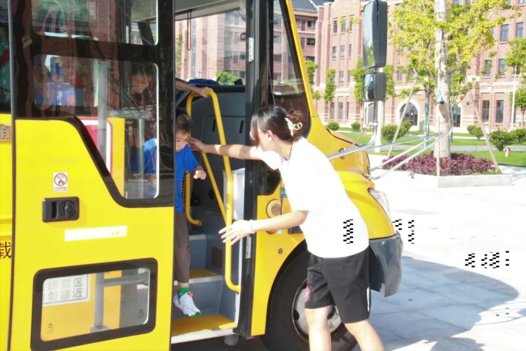 校園安全丨車輪上的避風港:校車里的成長守護日記 微信圖片_20250516081836.jpg