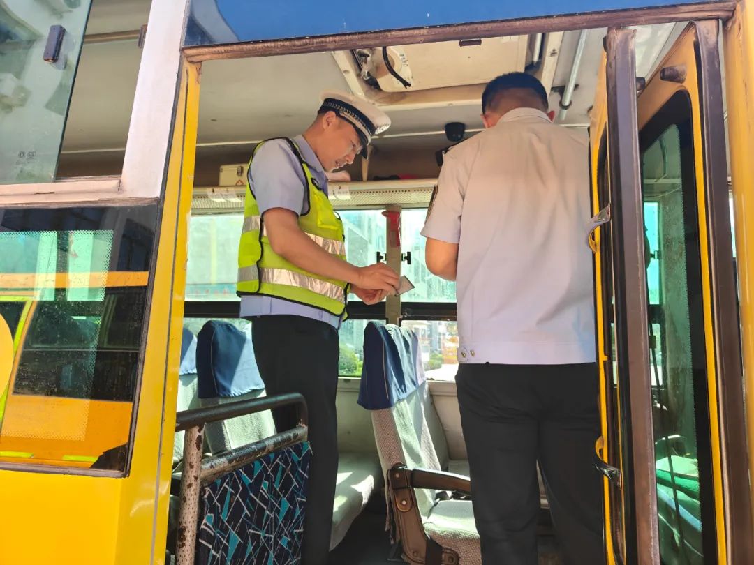 教聯(lián)體在行動(dòng)丨高里街道中心學(xué)校迎接校車安全檢查