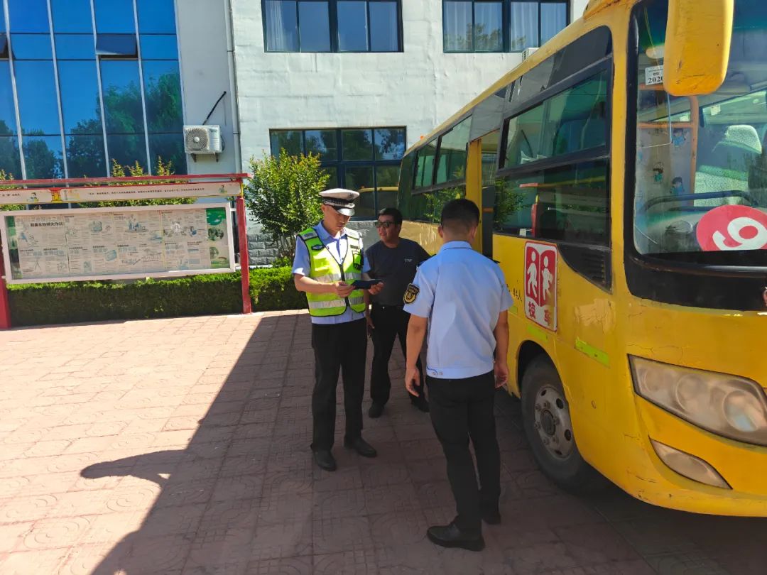 教聯(lián)體在行動(dòng)丨高里街道中心學(xué)校迎接校車安全檢查