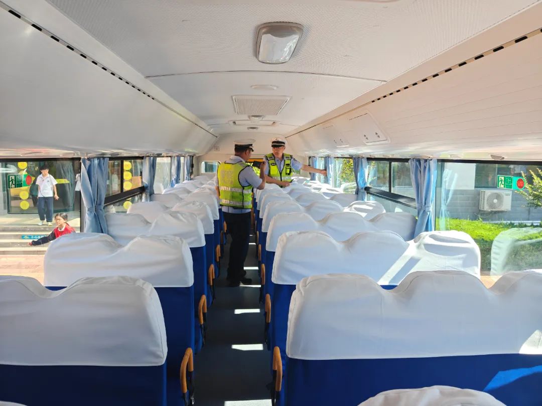 教聯(lián)體在行動(dòng)丨高里街道中心學(xué)校迎接校車安全檢查