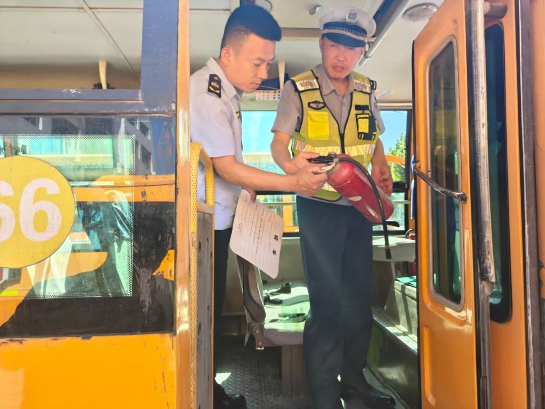 教聯(lián)體在行動(dòng)丨高里街道中心學(xué)校迎接校車安全檢查