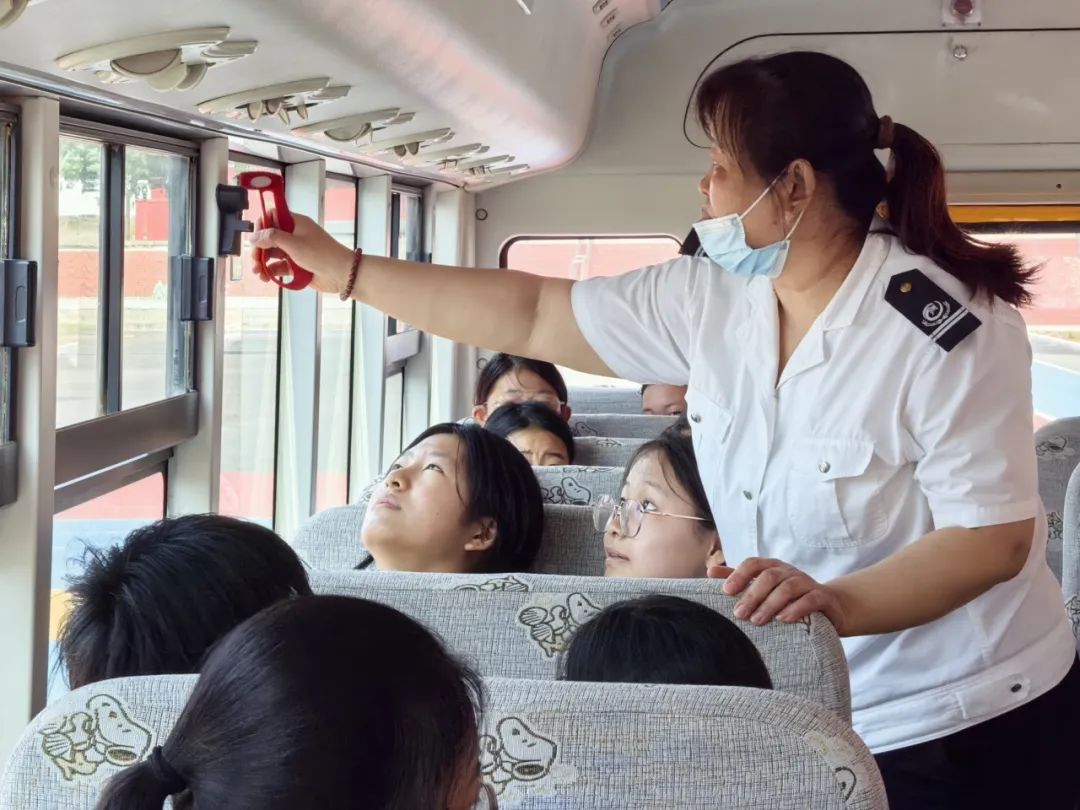 【全環(huán)境立德樹人】筑牢校車安全防線----方下中心中學(xué)開展校車安全疏散演練活動 【全環(huán)境立德樹人】筑牢校車安全防線----方下中心中學(xué)開展校車安全疏散演練活動