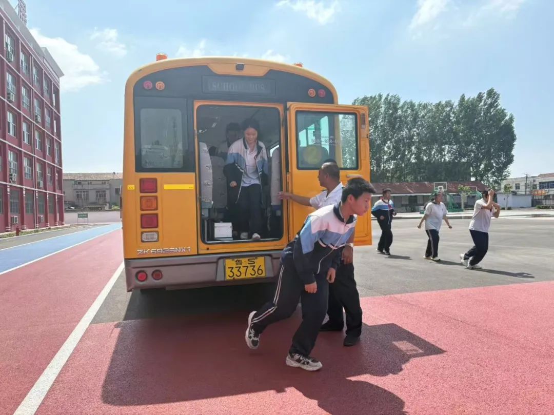 【全環(huán)境立德樹人】筑牢校車安全防線----方下中心中學(xué)開展校車安全疏散演練活動 【全環(huán)境立德樹人】筑牢校車安全防線----方下中心中學(xué)開展校車安全疏散演練活動