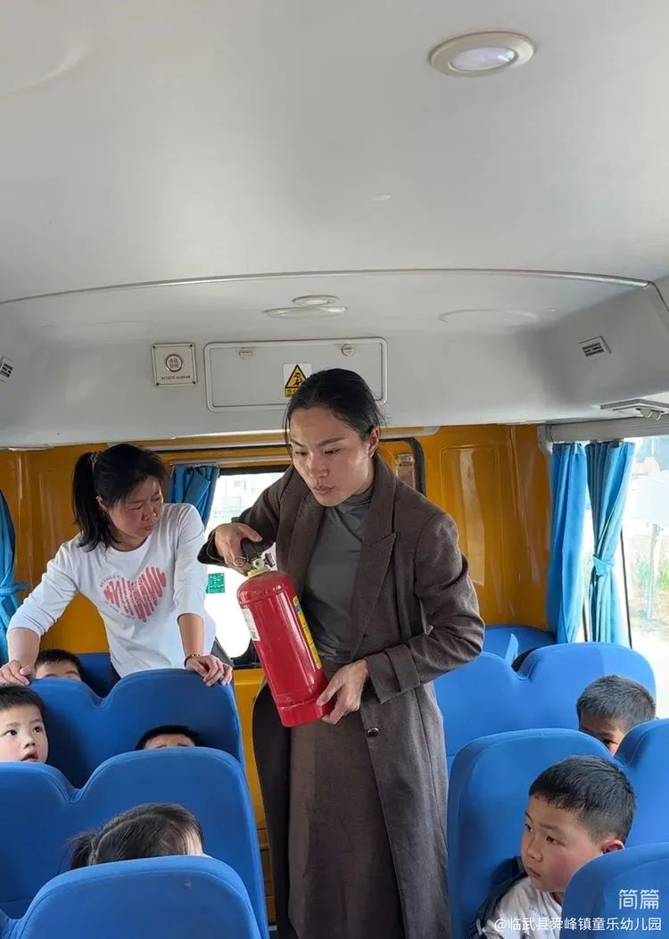 “為愛護(hù)航，校車安全伴我行”——童樂幼兒園校車安全演練