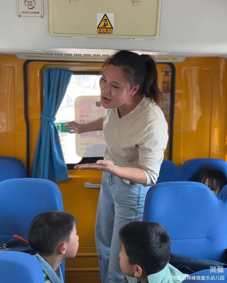 “為愛護(hù)航，校車安全伴我行”——童樂幼兒園校車安全演練