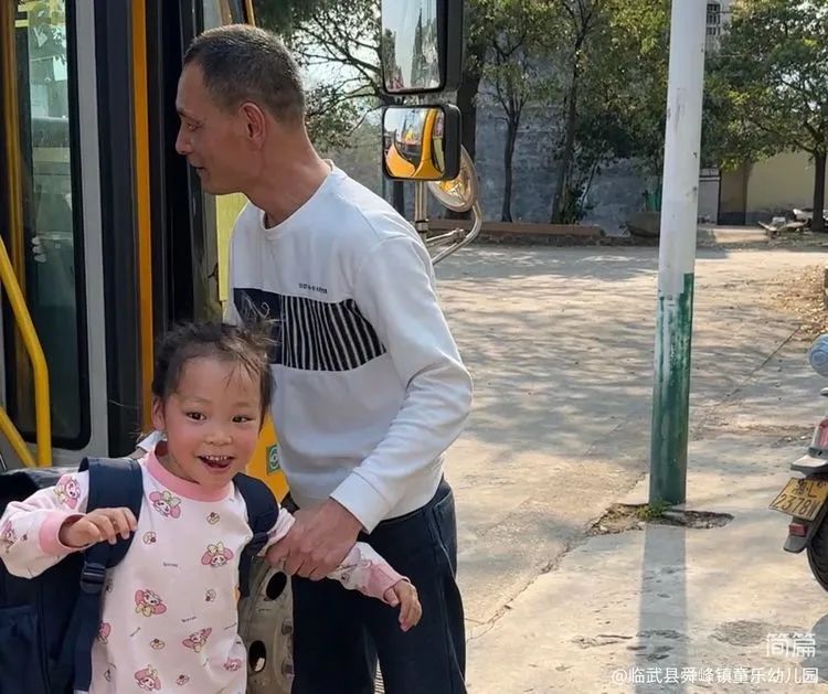 “為愛護(hù)航，校車安全伴我行”——童樂幼兒園校車安全演練