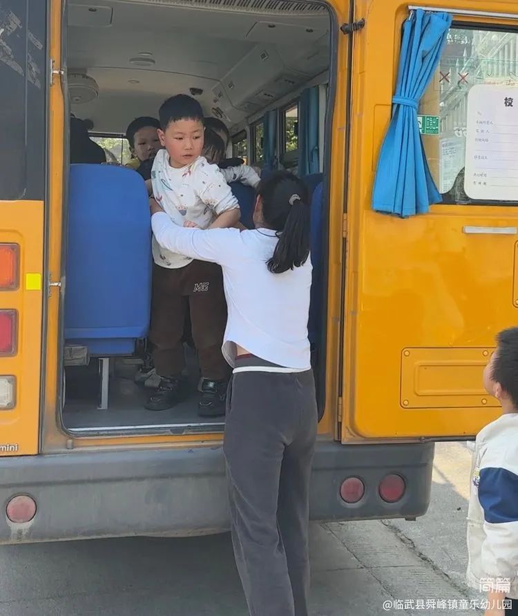 “為愛護(hù)航，校車安全伴我行”——童樂幼兒園校車安全演練
