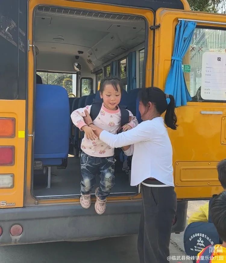 “為愛護(hù)航，校車安全伴我行”——童樂幼兒園校車安全演練