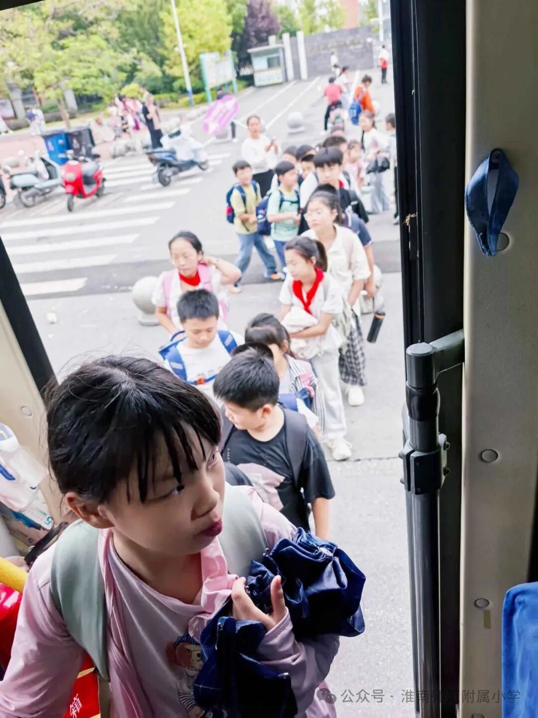 筑牢出行安全屏障 守護(hù)學(xué)子平安上學(xué)路——淮師附小山南校區(qū)多舉措強(qiáng)化校車安全管理 筑牢出行安全屏障 守護(hù)學(xué)子平安上學(xué)路——淮師附小山南校區(qū)多舉措強(qiáng)化校車安全管理