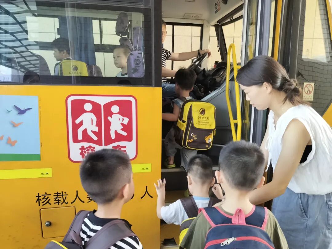【校車安全】安全乘校車 平安伴我行——榜頭鎮(zhèn)藍(lán)天幼兒園校車安全應(yīng)急演練 【校車安全】安全乘校車 平安伴我行——榜頭鎮(zhèn)藍(lán)天幼兒園校車安全應(yīng)急演練