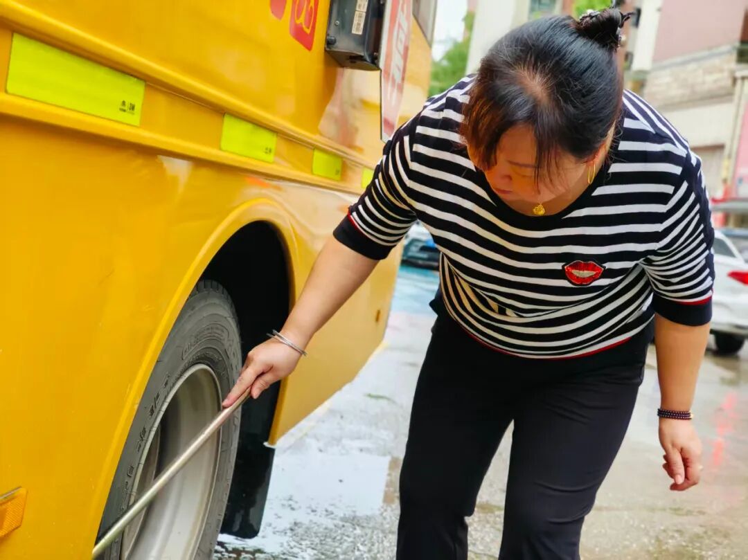 安全乘校車 平安伴我行——濱江泰合幼兒園校車安全應(yīng)急演練 安全乘校車 平安伴我行——濱江泰合幼兒園校車安全應(yīng)急演練