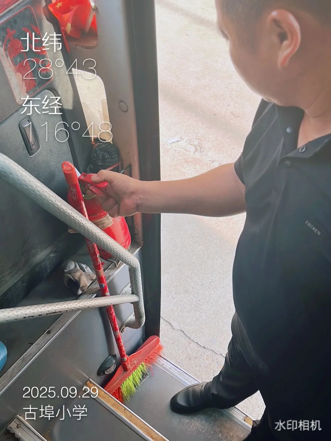 以練筑安全，守護上學(xué)路——古埠鎮(zhèn)中心小學(xué)開展校車安全應(yīng)急演練