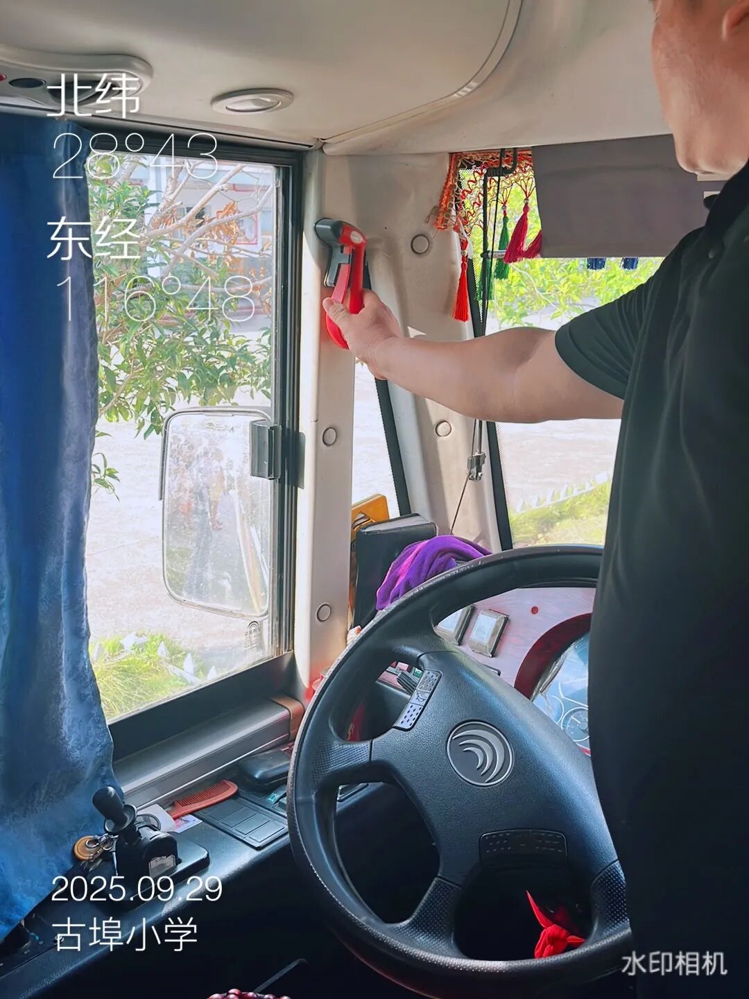 以練筑安全，守護上學(xué)路——古埠鎮(zhèn)中心小學(xué)開展校車安全應(yīng)急演練