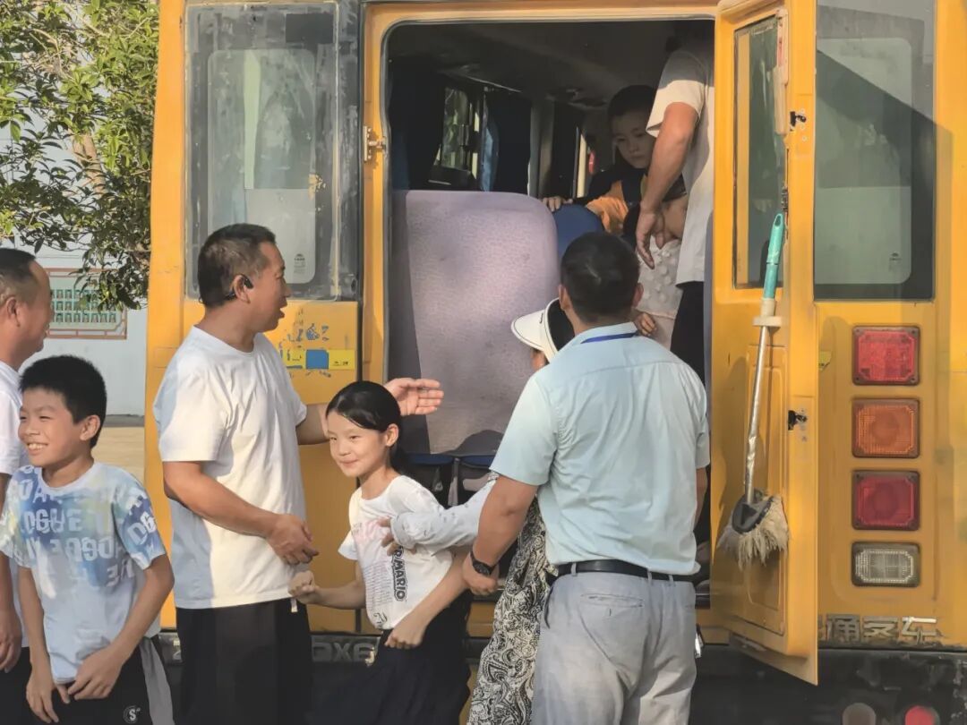 以練筑安全，守護上學(xué)路——古埠鎮(zhèn)中心小學(xué)開展校車安全應(yīng)急演練