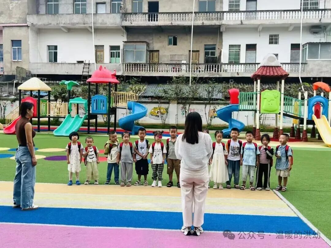 校車安全伴我行，筑牢幼兒出行“生命線”——洪家嘴中心幼兒園開展校車應(yīng)急演練