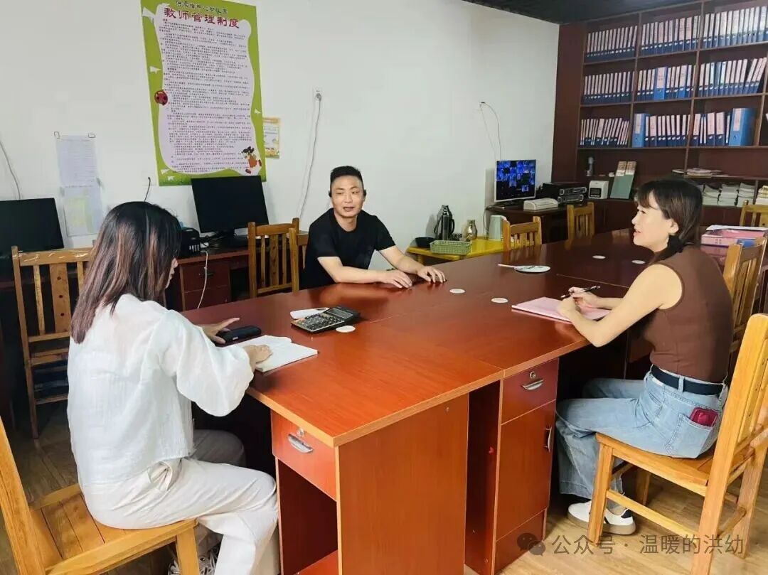 校車安全伴我行，筑牢幼兒出行“生命線”——洪家嘴中心幼兒園開展校車應(yīng)急演練
