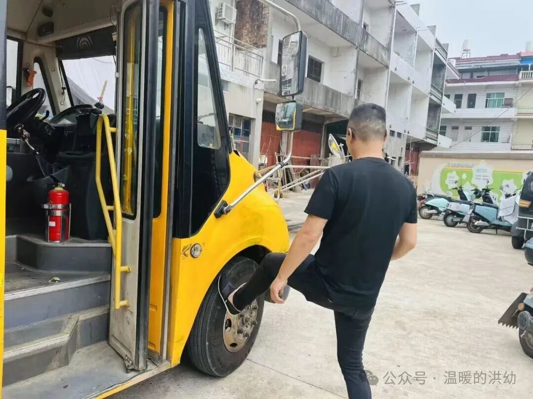 校車安全伴我行，筑牢幼兒出行“生命線”——洪家嘴中心幼兒園開展校車應(yīng)急演練