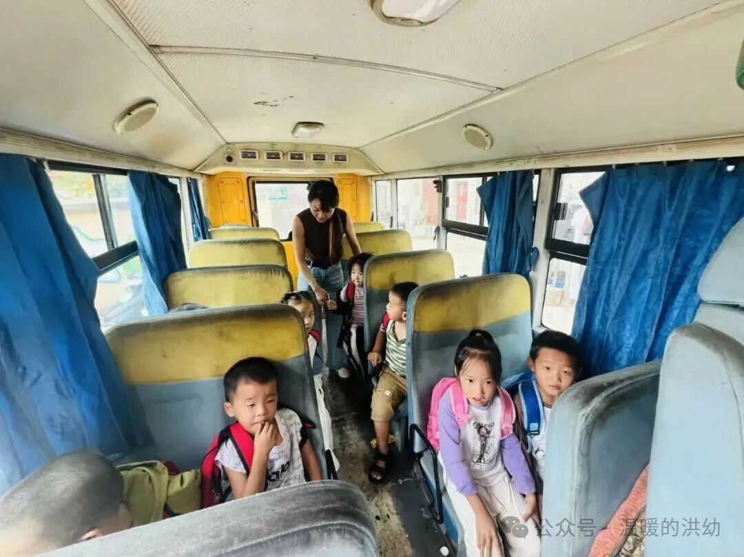 校車安全伴我行，筑牢幼兒出行“生命線”——洪家嘴中心幼兒園開展校車應(yīng)急演練