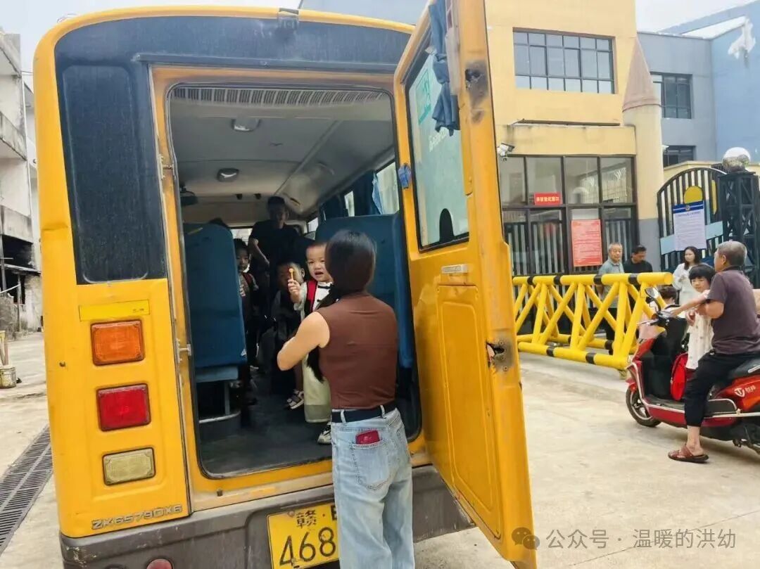 校車安全伴我行，筑牢幼兒出行“生命線”——洪家嘴中心幼兒園開展校車應(yīng)急演練