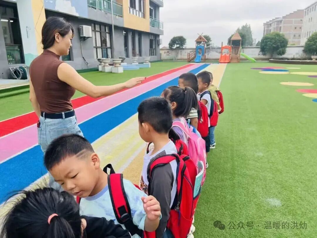校車安全伴我行，筑牢幼兒出行“生命線”——洪家嘴中心幼兒園開展校車應(yīng)急演練