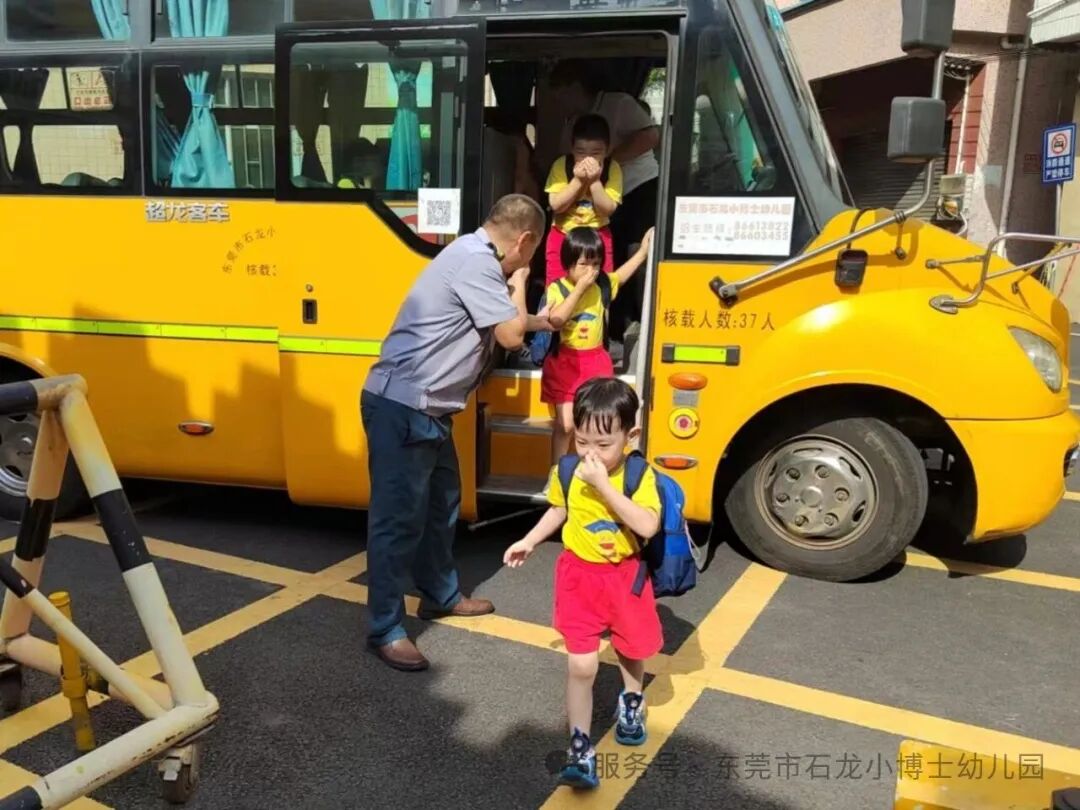 【校車演練】安全乘車，伴我同行——小博士幼兒園校車逃生安全演練活動
