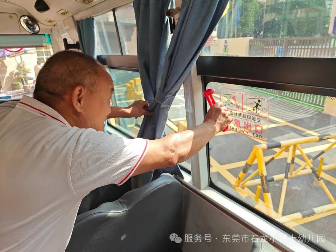 【校車演練】安全乘車，伴我同行——小博士幼兒園校車逃生安全演練活動