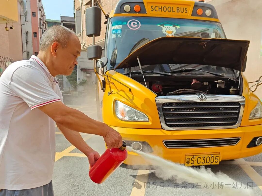 【校車演練】安全乘車，伴我同行——小博士幼兒園校車逃生安全演練活動