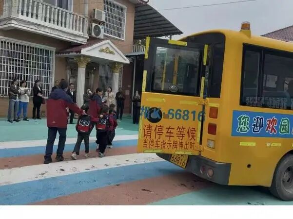 爐觀鎮(zhèn)蘆茅江幼兒園校車安全應(yīng)急綜合演練/ 爐觀鎮(zhèn)蘆茅江幼兒園校車安全應(yīng)急綜合演練