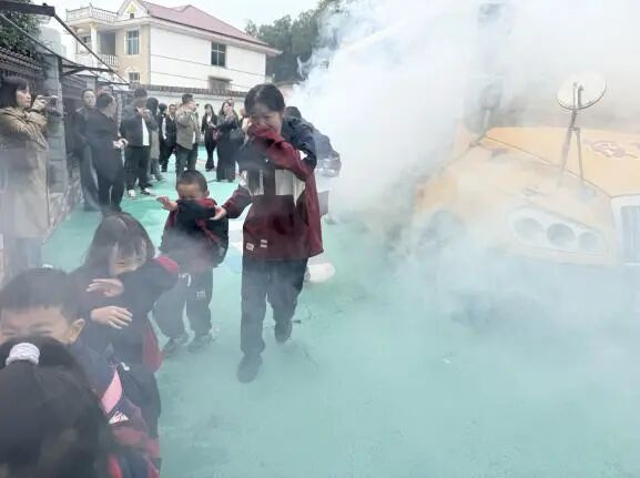爐觀鎮(zhèn)蘆茅江幼兒園校車安全應(yīng)急綜合演練/ 爐觀鎮(zhèn)蘆茅江幼兒園校車安全應(yīng)急綜合演練