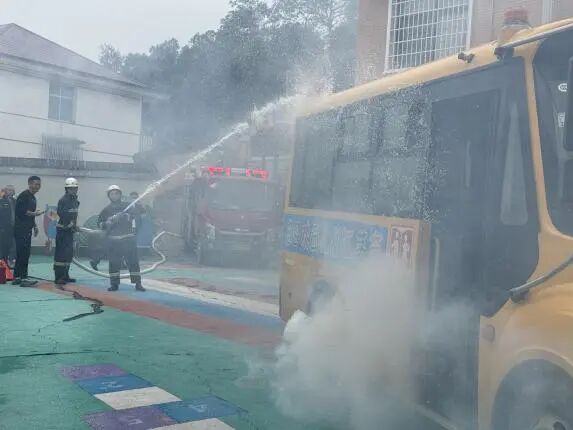 爐觀鎮(zhèn)蘆茅江幼兒園校車安全應(yīng)急綜合演練/ 爐觀鎮(zhèn)蘆茅江幼兒園校車安全應(yīng)急綜合演練