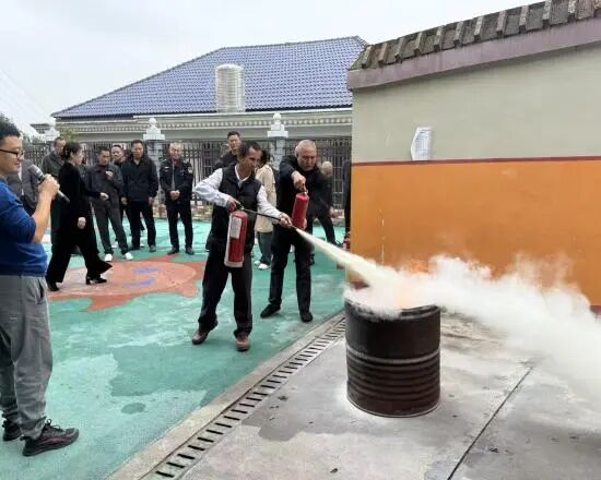 爐觀鎮(zhèn)蘆茅江幼兒園校車安全應(yīng)急綜合演練/ 爐觀鎮(zhèn)蘆茅江幼兒園校車安全應(yīng)急綜合演練
