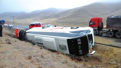 甘南“校車”側(cè)翻致1死8傷 學(xué)生從破碎車窗逃生