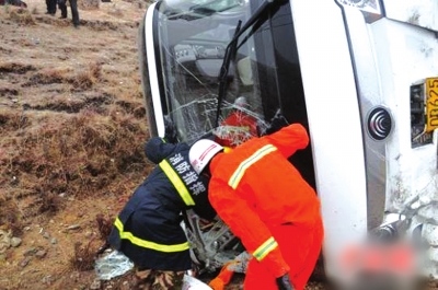 甘南“校車”側(cè)翻致1死8傷 學(xué)生從破碎車窗逃生