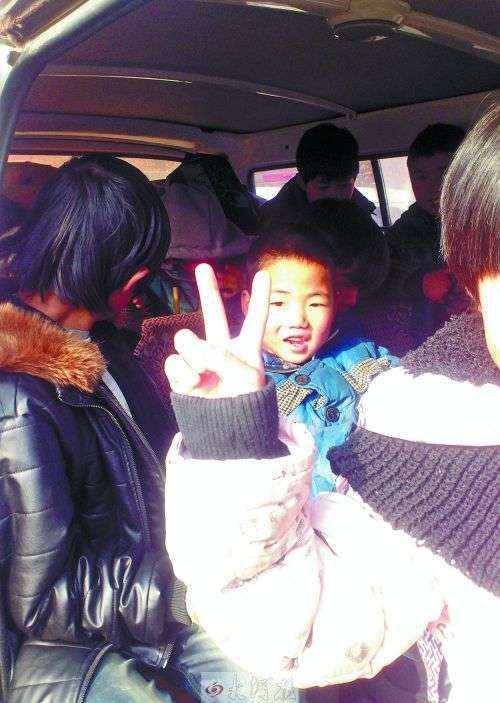 核載6人校車坐18學(xué)生被查 一女孩對鏡頭擺V字手勢 核載6人校車坐18學(xué)生被查 一女孩對鏡頭擺V字手勢