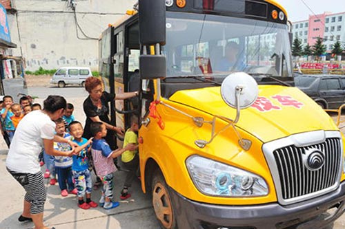 司機(jī)沒安全意識 就沒有“安全校車” 校車安全成為熱門話題