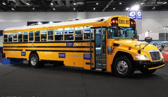 美國校車有多厲害？以飛行員標(biāo)準(zhǔn)選司機，總統(tǒng)遇到都要讓路！