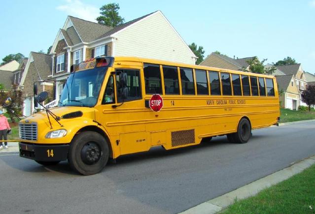 美國校車有多厲害？以飛行員標(biāo)準(zhǔn)選司機，總統(tǒng)遇到都要讓路！