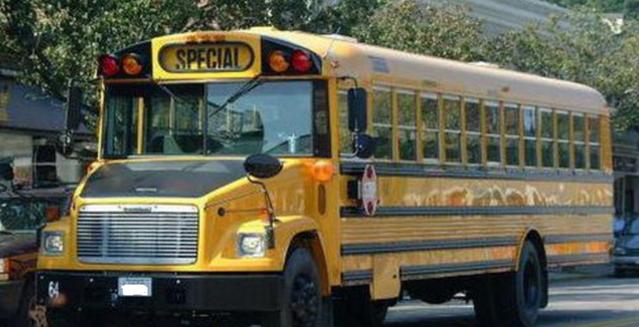 國外校車比坦克還要堅固，悍馬見了也不得不趕緊退讓