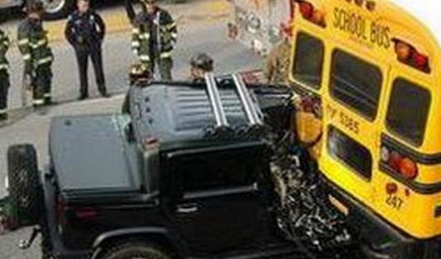 國外校車比坦克還要堅固，悍馬見了也不得不趕緊退讓