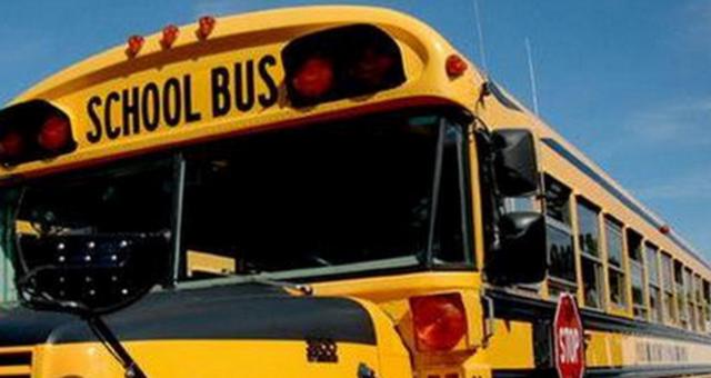 國外校車比坦克還要堅固，悍馬見了也不得不趕緊退讓