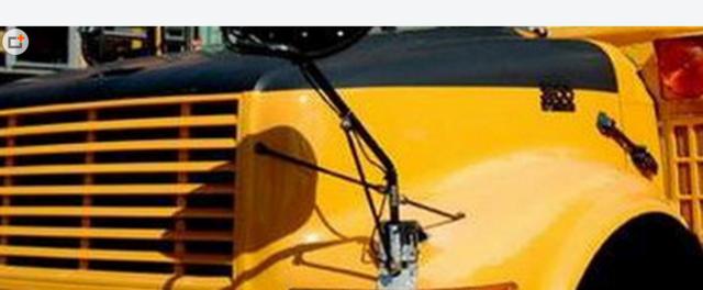 國外校車比坦克還要堅固，悍馬見了也不得不趕緊退讓