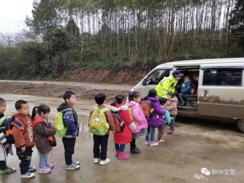 7座“校車”裝24人被查，孩子們?cè)撊绾紊蠈W(xué)？