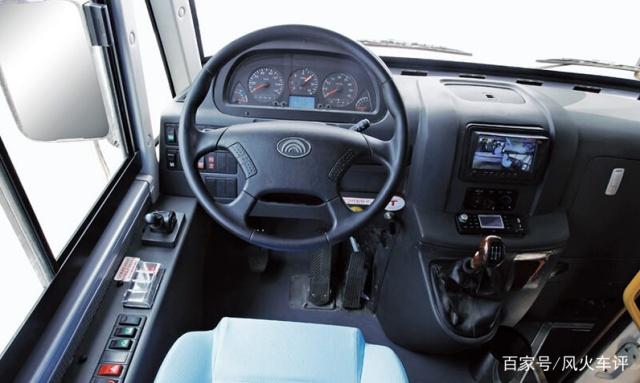 校車到底有多安全？無論哪種碰撞，校車都是“完勝”