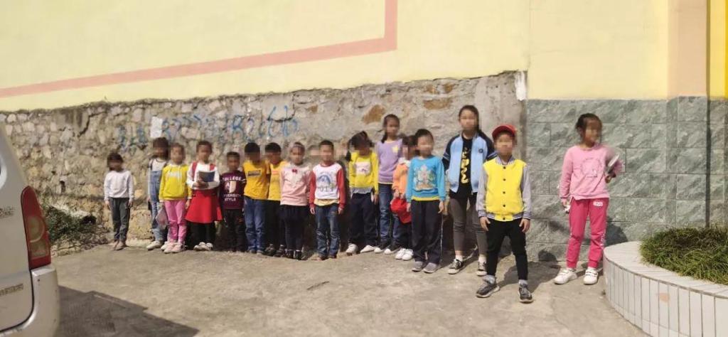 用這樣的“校車”接送小孩，您真的放心嗎？