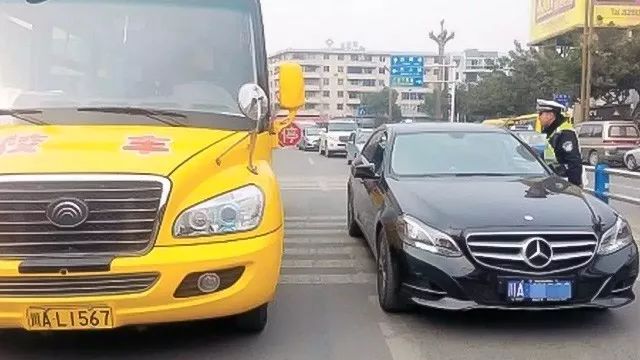 交警提醒：對著校車鳴喇叭打閃光燈，記6分罰200元！