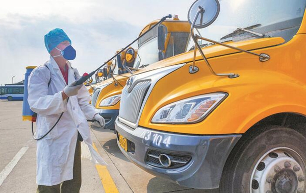 市公交集團營運校車進行全面消殺，備開學