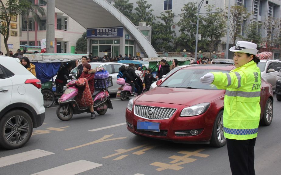 復(fù)課在即，樂山交警五項(xiàng)舉措為莘莘學(xué)子撐起“平安傘”！
