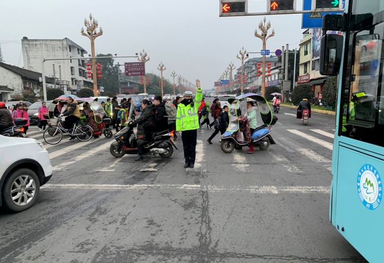 復(fù)課在即，樂山交警五項(xiàng)舉措為莘莘學(xué)子撐起“平安傘”！
