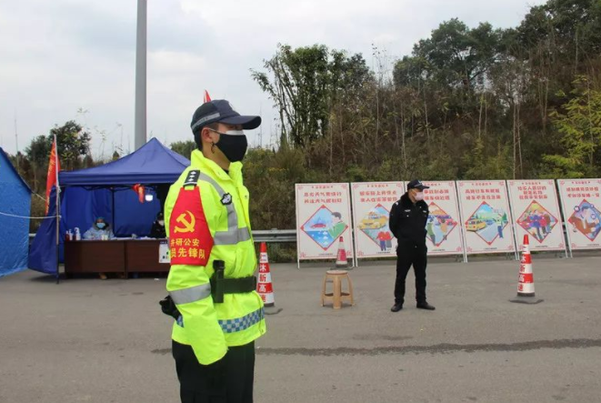 復(fù)課在即，樂山交警五項(xiàng)舉措為莘莘學(xué)子撐起“平安傘”！